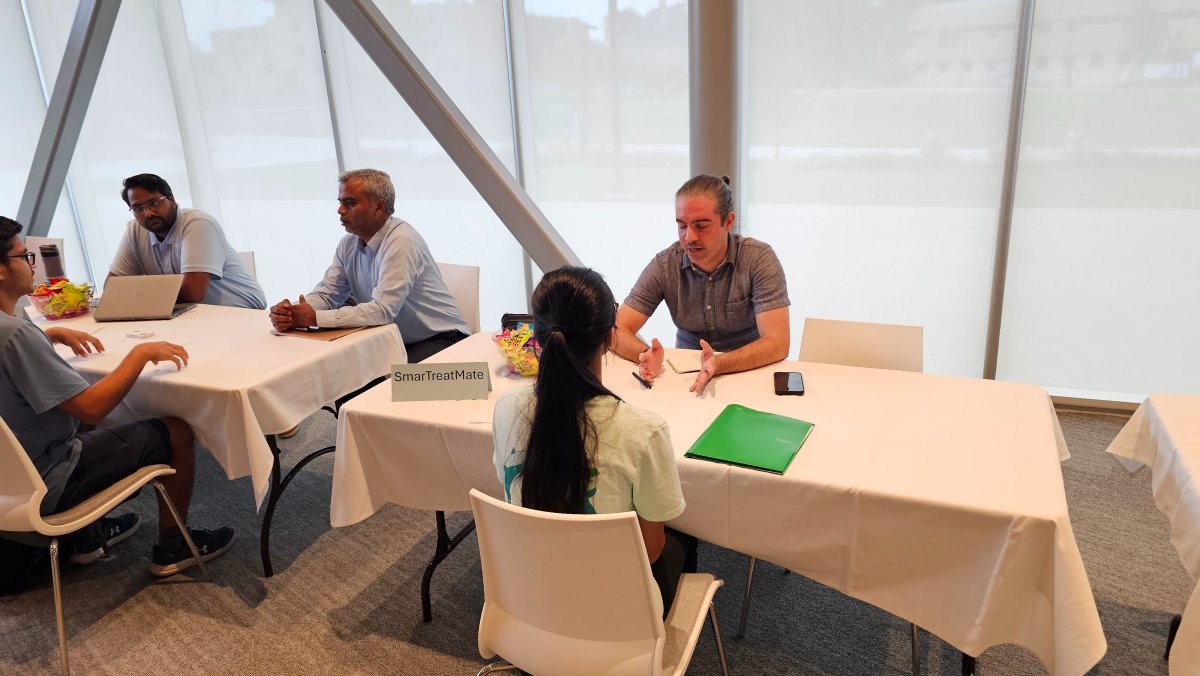 Miner Founder Match - Students and founders talking